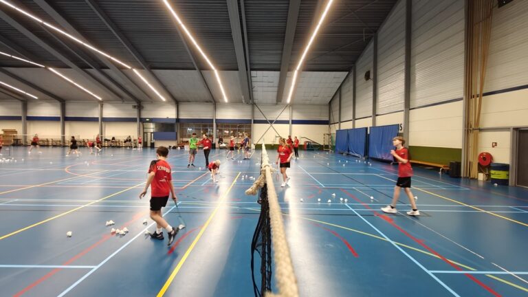 Spelers oefenen in tweetallen